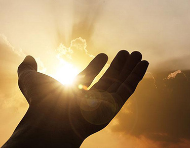 Hand in overgave naar het licht